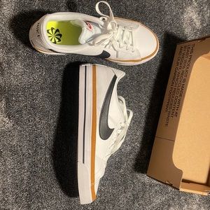 Women’s Nike Court Legacy. Size 8. White/Black-Desert